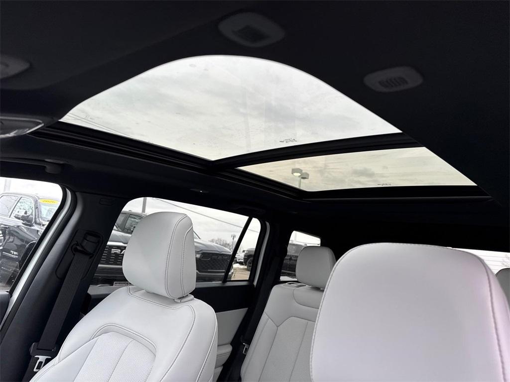 new 2026 Jeep Cherokee car, priced at $44,310