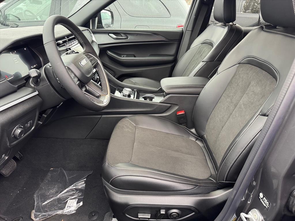new 2025 Jeep Grand Cherokee car, priced at $44,180