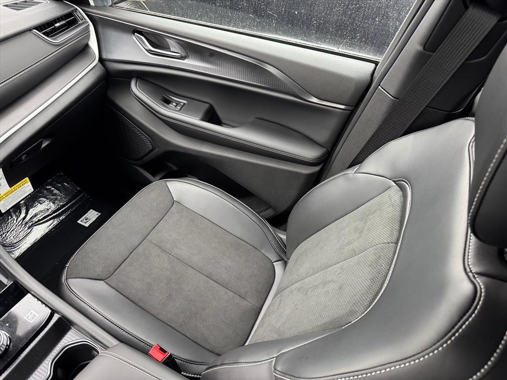 new 2025 Jeep Grand Cherokee car, priced at $44,180