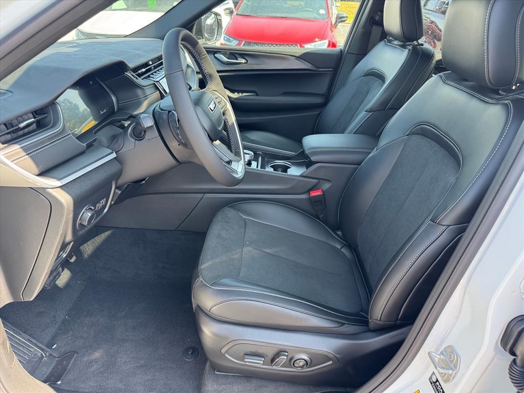 new 2025 Jeep Grand Cherokee car, priced at $40,914