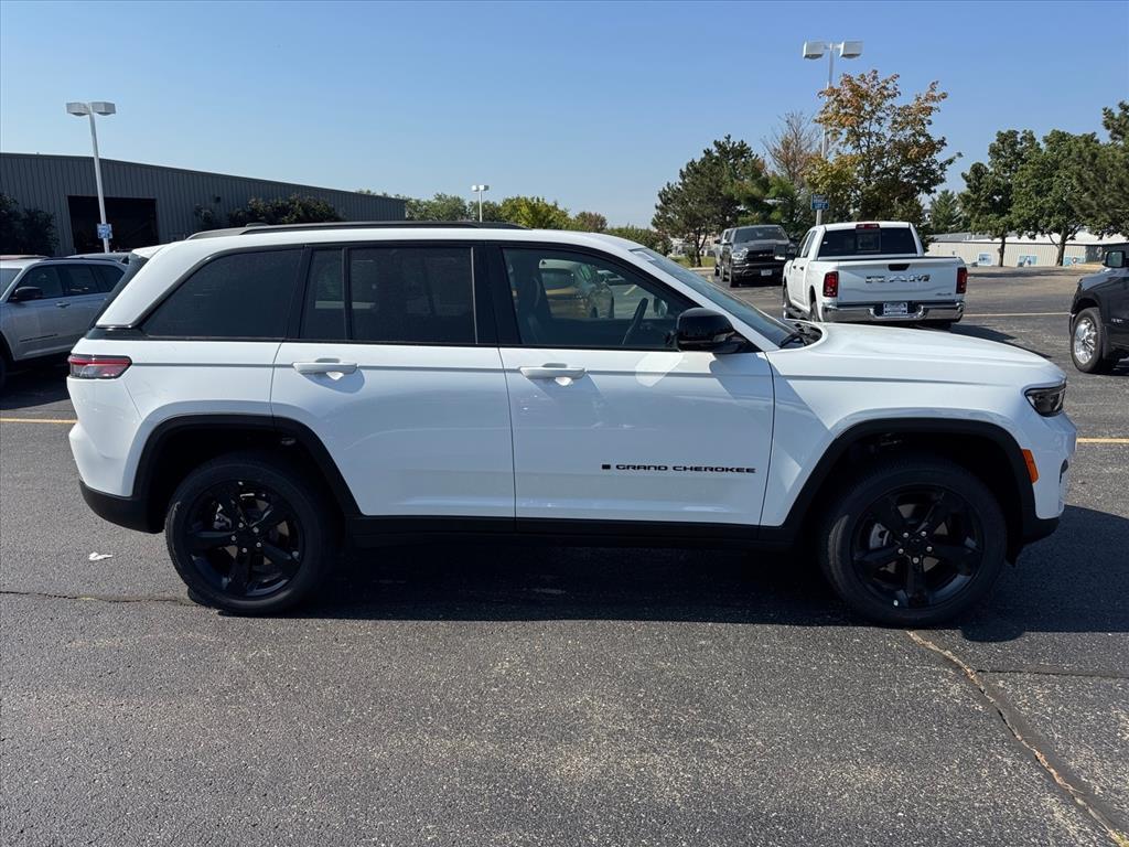 new 2025 Jeep Grand Cherokee car, priced at $40,914