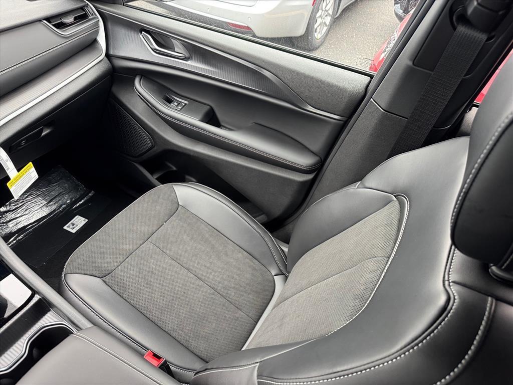 new 2025 Jeep Grand Cherokee car, priced at $44,180