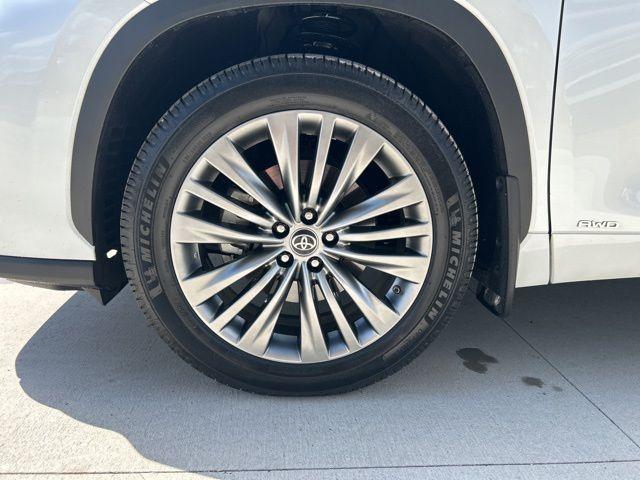 used 2022 Toyota Highlander Hybrid car, priced at $37,570