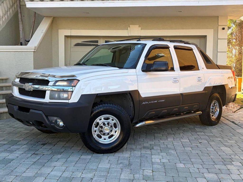 used 2005 Chevrolet Avalanche car, priced at $20,999