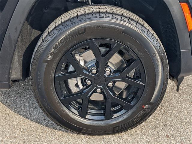 new 2025 Jeep Grand Cherokee car, priced at $38,975