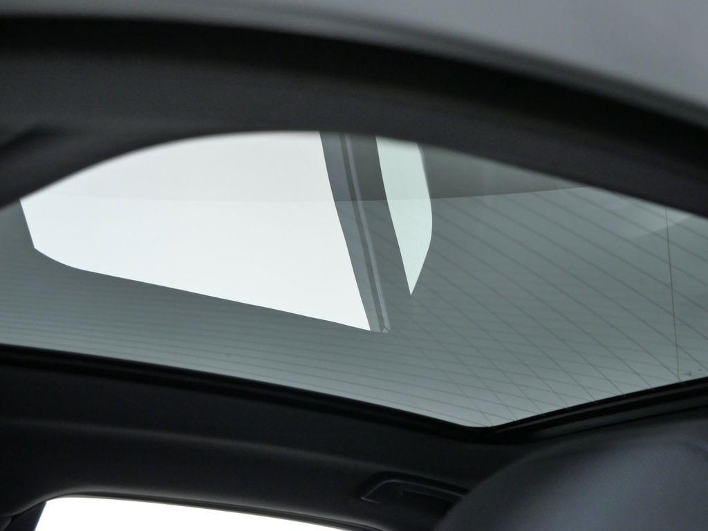 new 2025 BMW 760 car, priced at $127,325