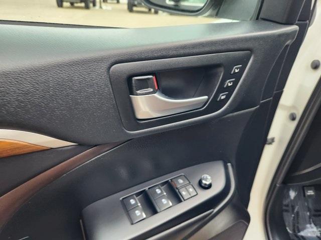 used 2019 Toyota Highlander car, priced at $27,999