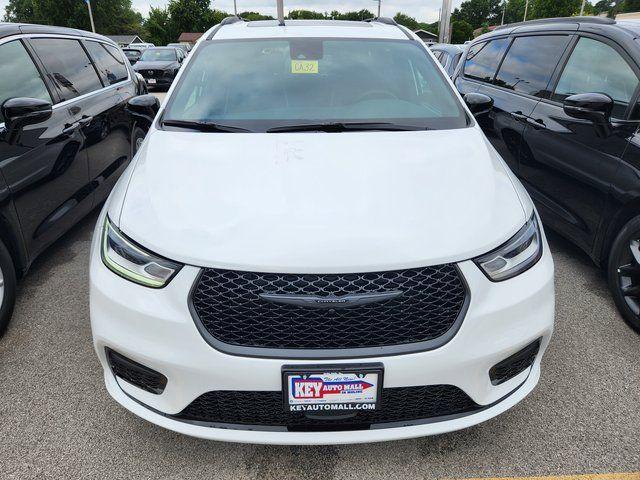 new 2026 Chrysler Pacifica car, priced at $45,977