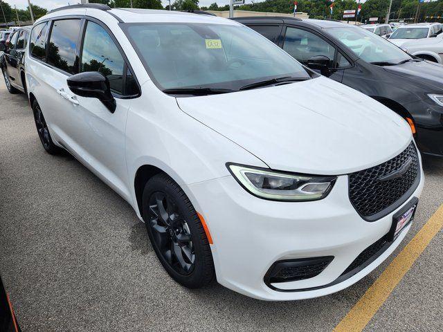 new 2026 Chrysler Pacifica car, priced at $45,977