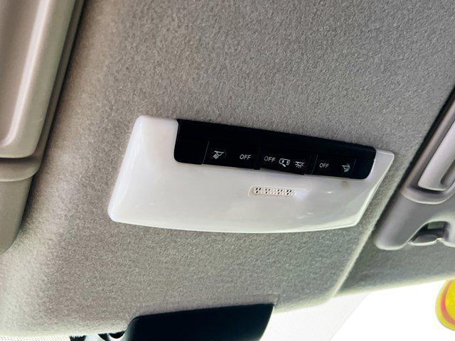 2023 Aspen White Tricoat Nissan Kicks