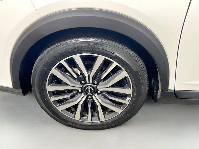 2023 Aspen White Tricoat Nissan Kicks