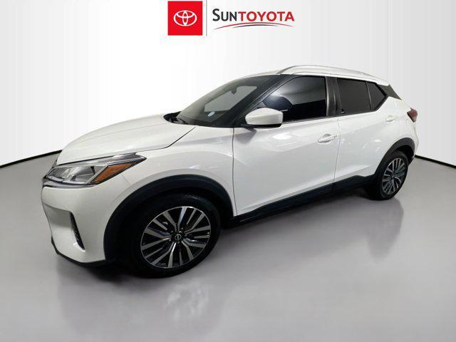 2023 Aspen White Tricoat Nissan Kicks