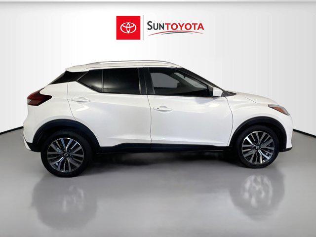 2023 Aspen White Tricoat Nissan Kicks