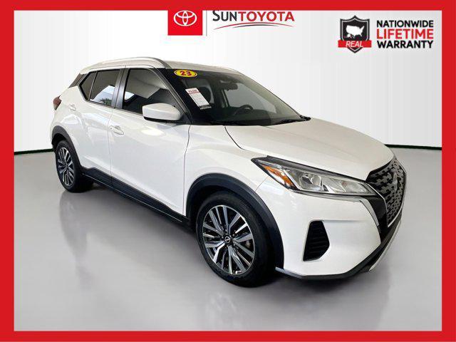 2023 Aspen White Tricoat Nissan Kicks