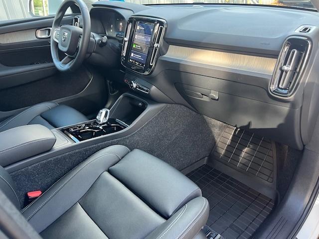 new 2025 Volvo XC40 car, priced at $41,977
