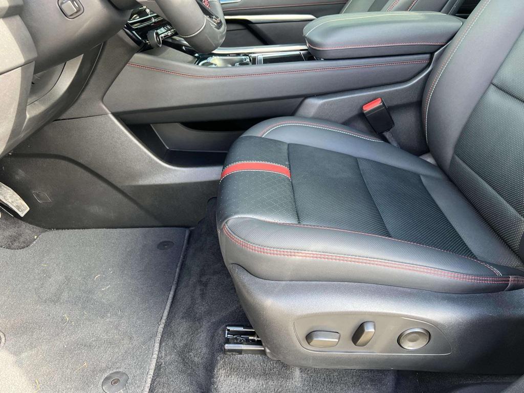 used 2024 Chevrolet Traverse car, priced at $50,994