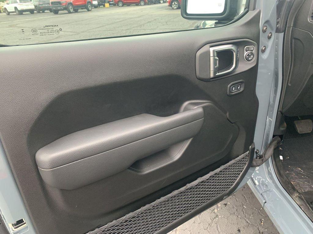 new 2025 Jeep Gladiator car, priced at $46,939