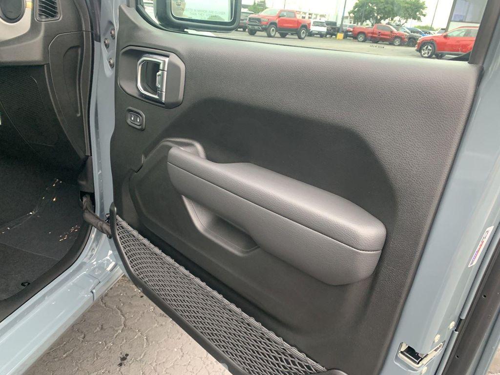 new 2025 Jeep Gladiator car, priced at $46,939