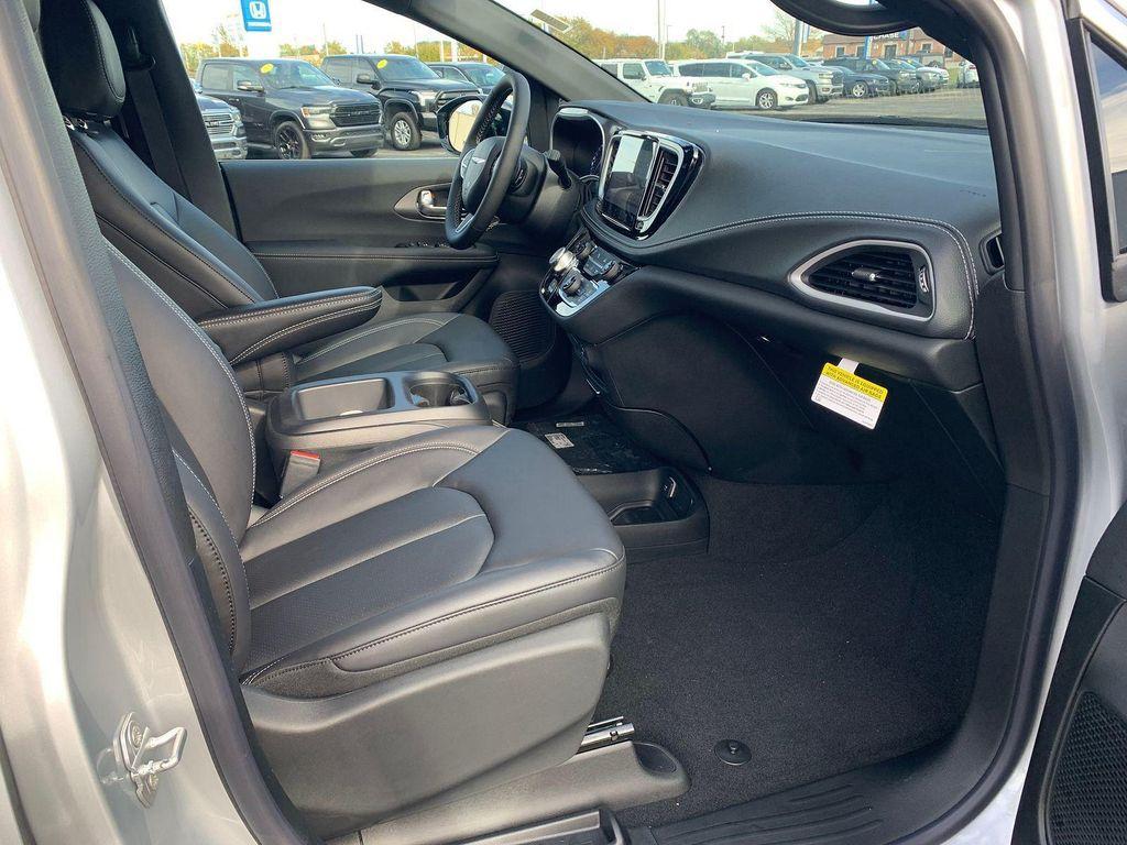new 2026 Chrysler Pacifica car, priced at $45,135