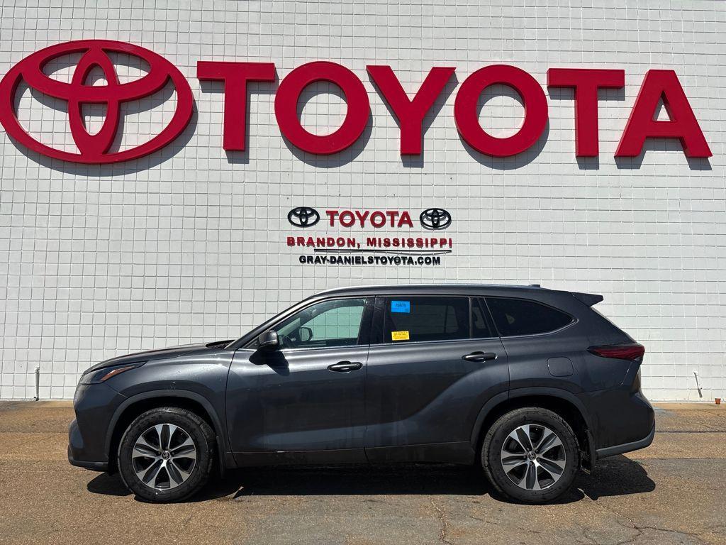 used 2021 Toyota Highlander car, priced at $27,599