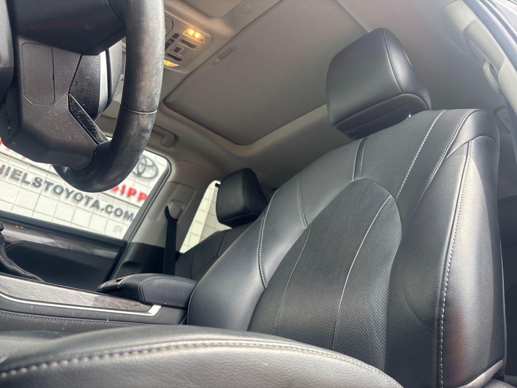 used 2021 Toyota Highlander car, priced at $32,048