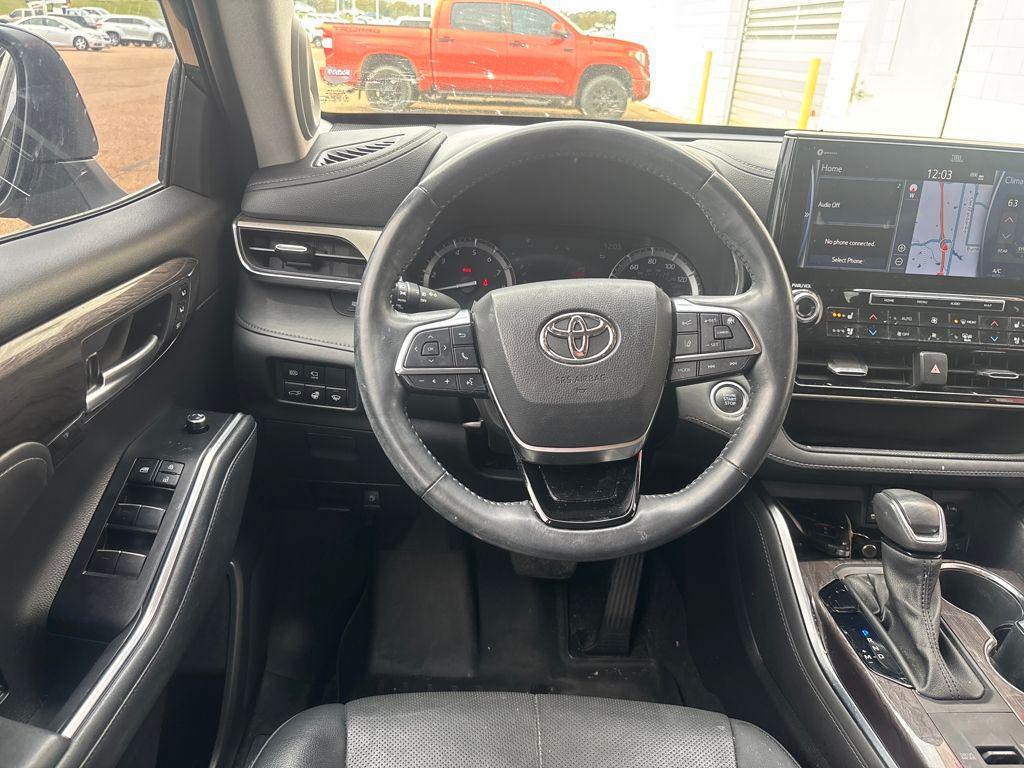 used 2021 Toyota Highlander car, priced at $32,048