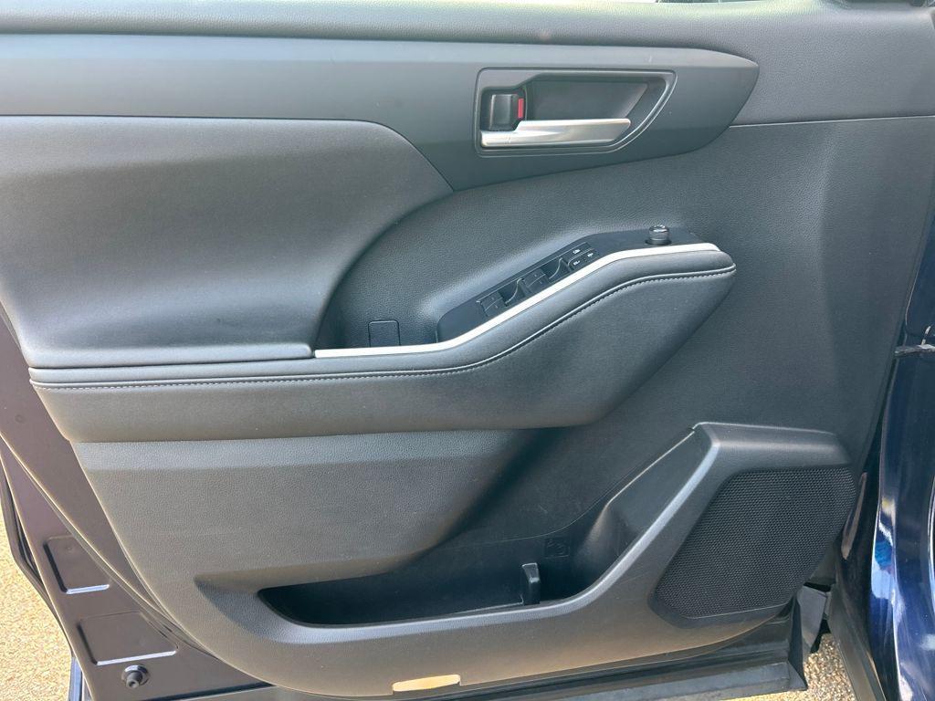 used 2024 Toyota Highlander car, priced at $28,318