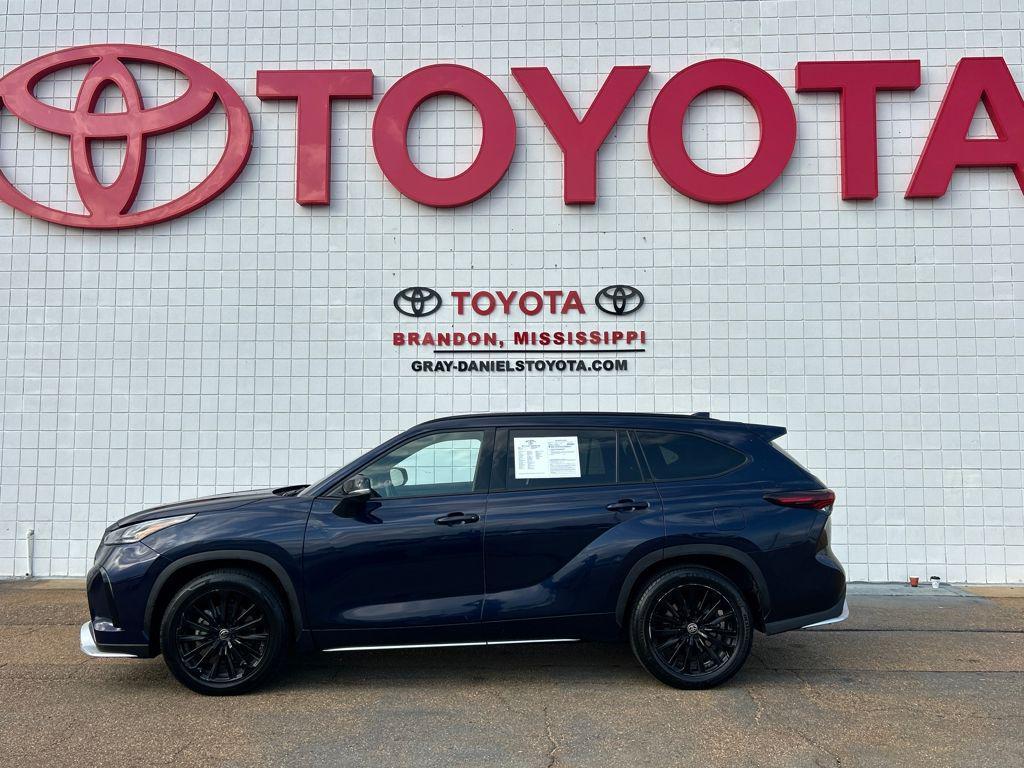 used 2024 Toyota Highlander car, priced at $28,318