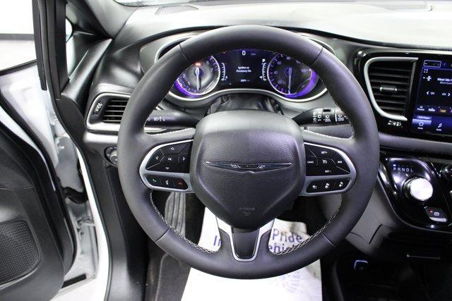 used 2025 Chrysler Pacifica car, priced at $30,962