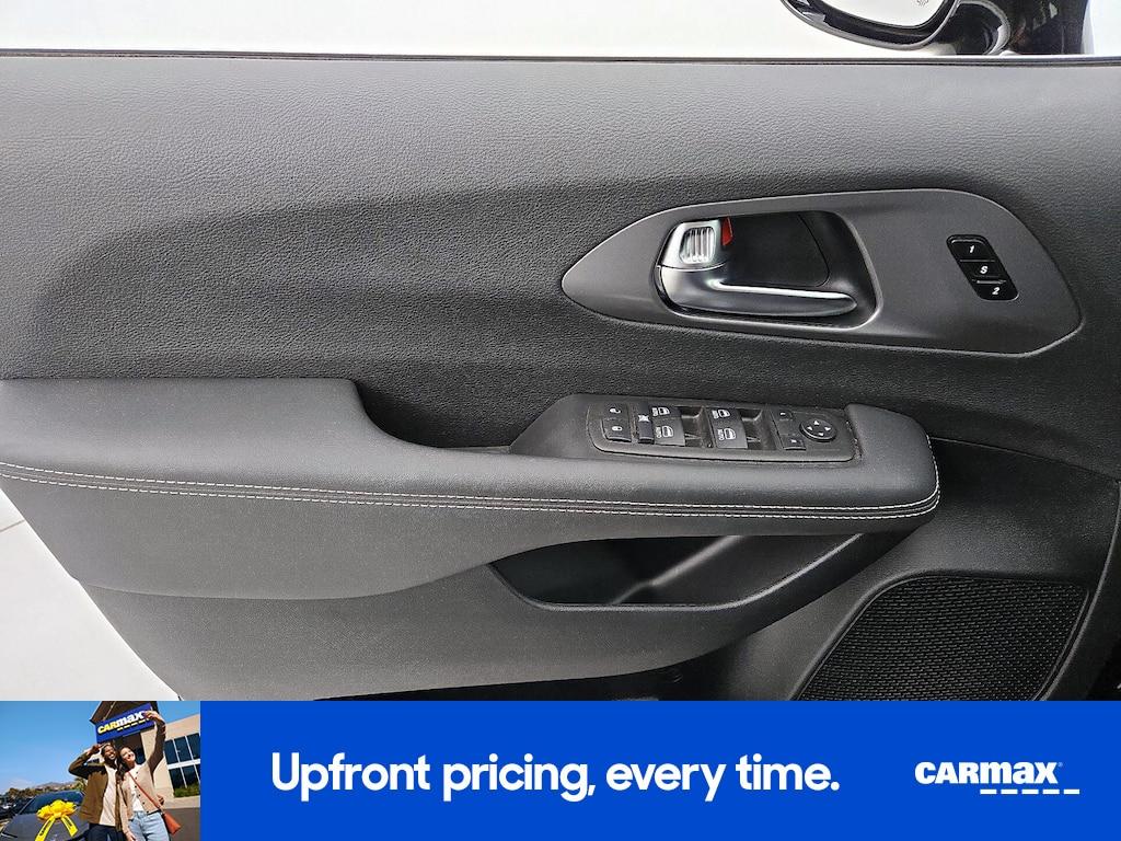 used 2025 Chrysler Pacifica car, priced at $37,998