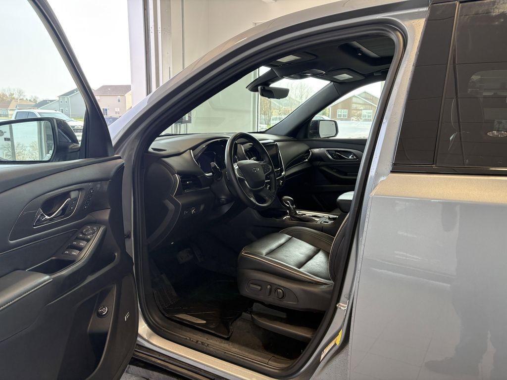 used 2023 Chevrolet Traverse car, priced at $35,752