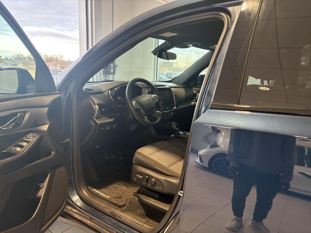 used 2023 Chevrolet Traverse car, priced at $28,965