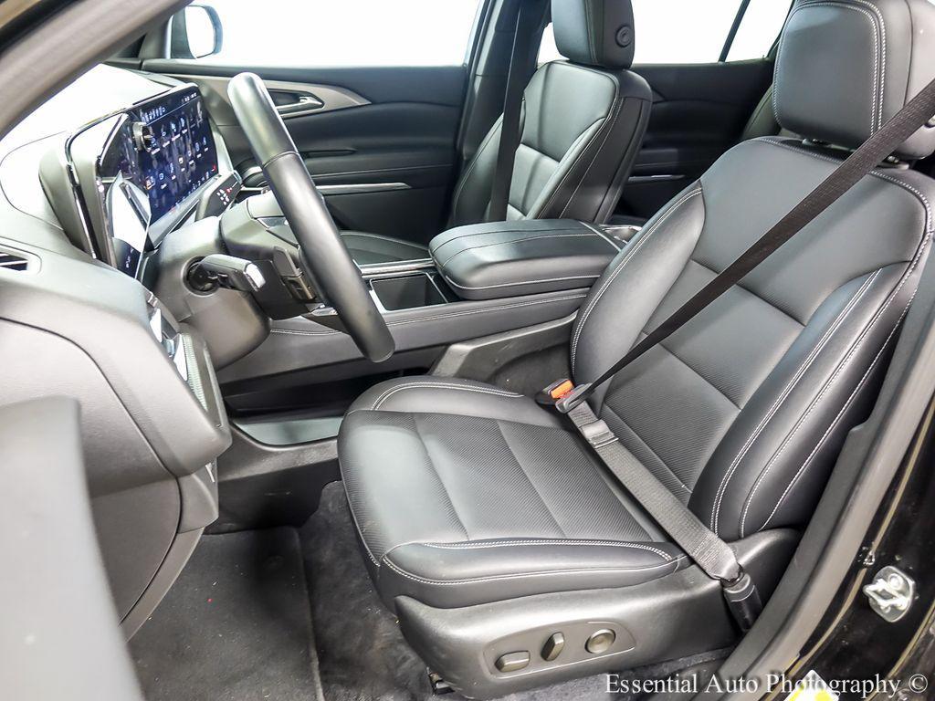 used 2025 Chevrolet Traverse car, priced at $32,991