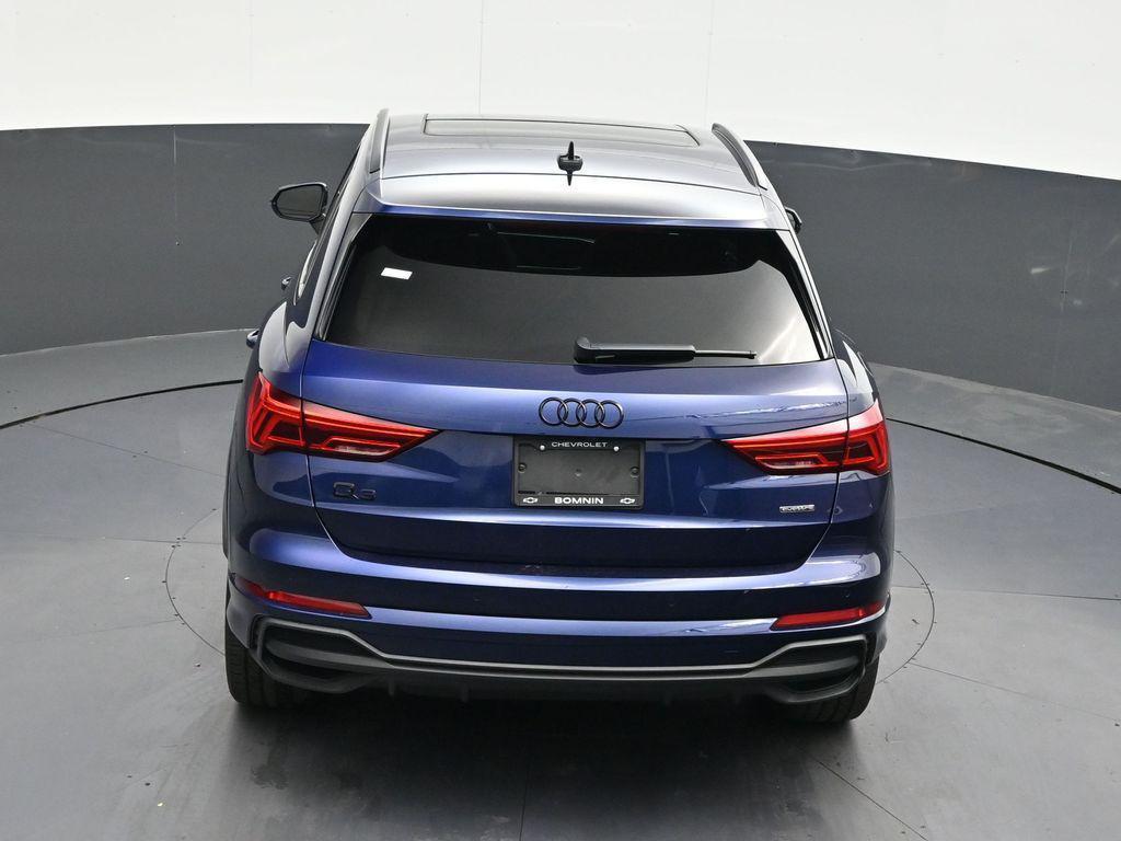 Audi Q3 view 18