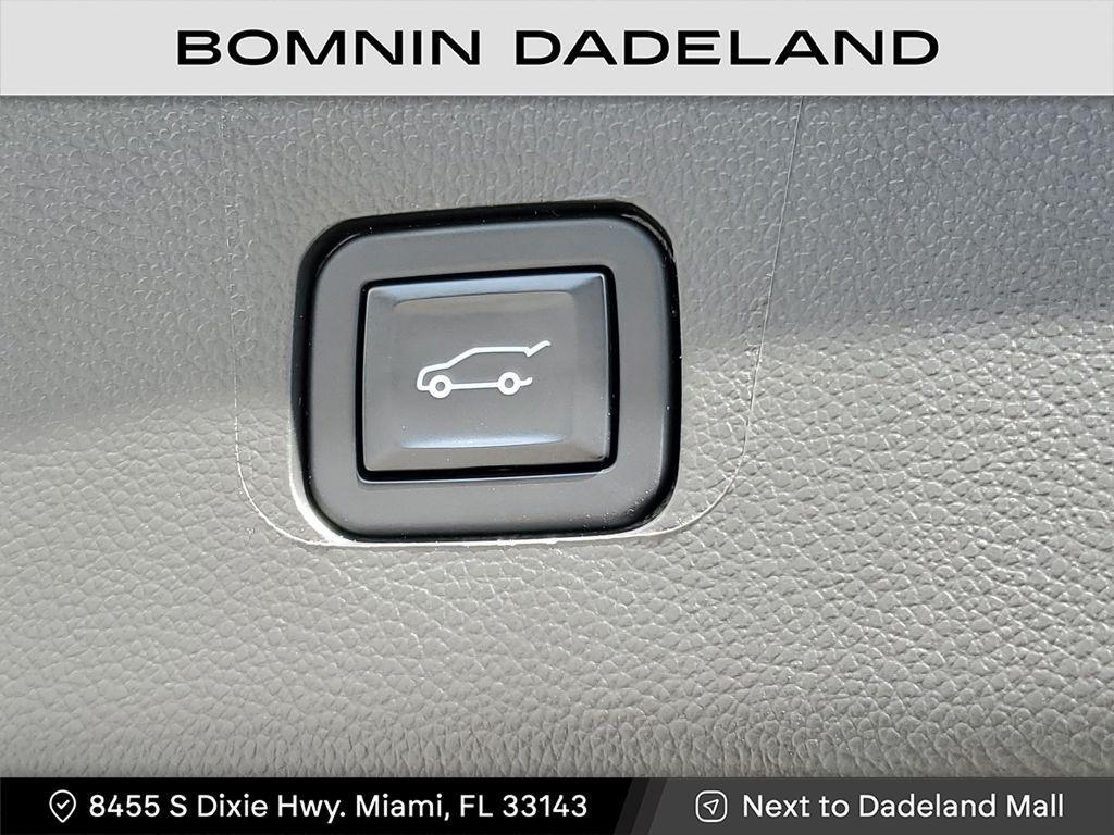 used 2023 Chevrolet Traverse car, priced at $29,490