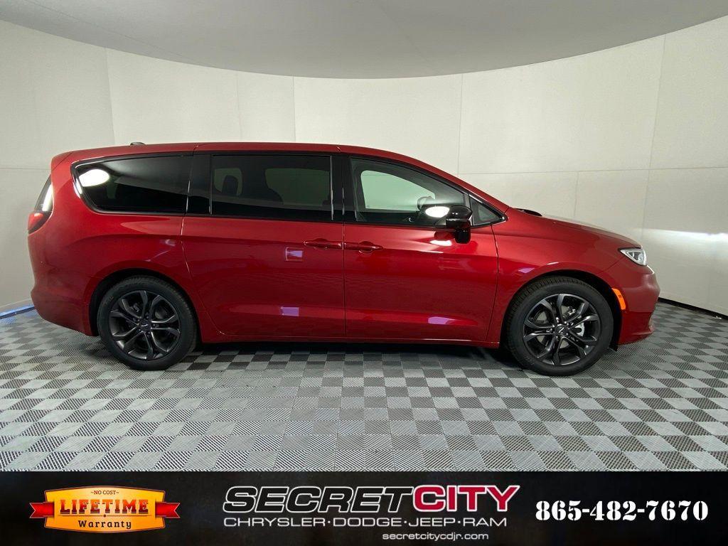 new 2026 Chrysler Pacifica car, priced at $42,844