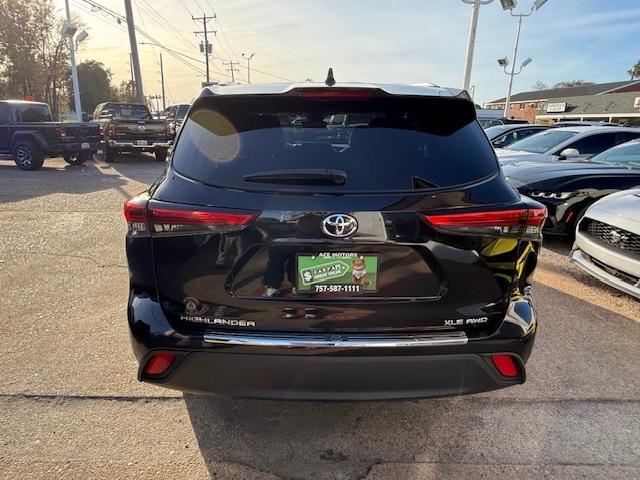 used 2022 Toyota Highlander car, priced at $31,999
