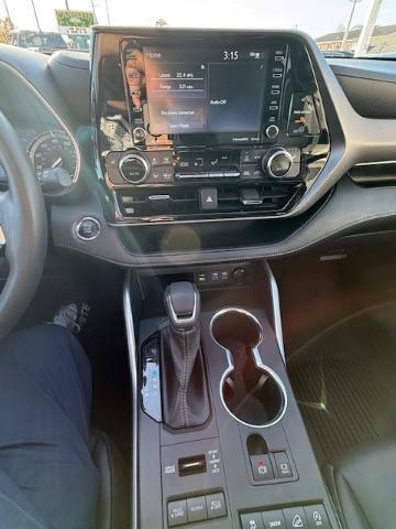 used 2022 Toyota Highlander car, priced at $31,999