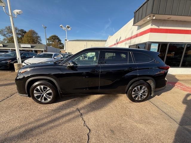 used 2022 Toyota Highlander car, priced at $31,999