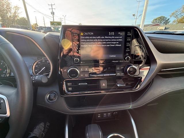 used 2022 Toyota Highlander car, priced at $31,999