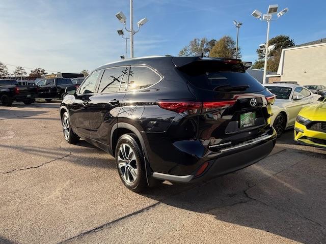 used 2022 Toyota Highlander car, priced at $31,999