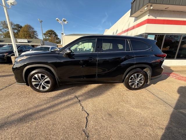 used 2022 Toyota Highlander car, priced at $31,999