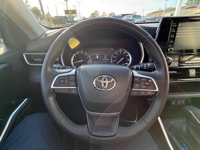 used 2022 Toyota Highlander car, priced at $31,999