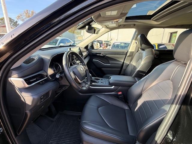 used 2022 Toyota Highlander car, priced at $31,999