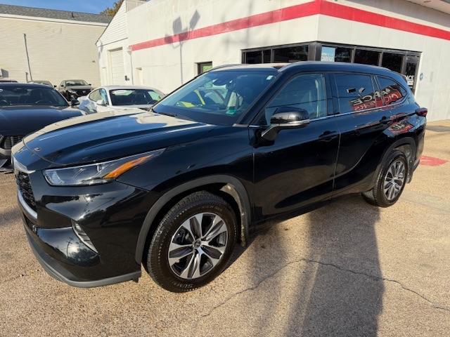 used 2022 Toyota Highlander car, priced at $31,999