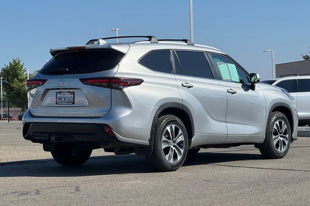 used 2024 Toyota Highlander car, priced at $40,900