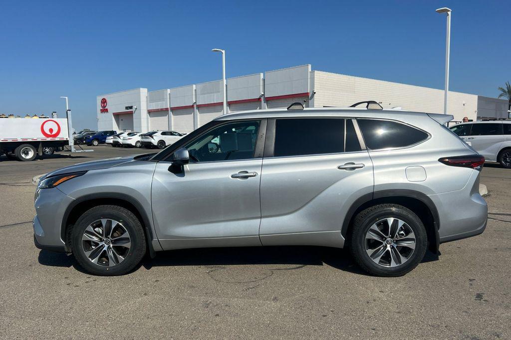 used 2024 Toyota Highlander car, priced at $40,900