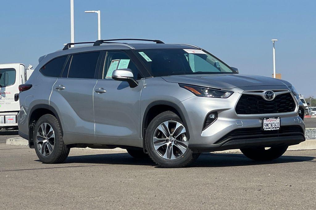 used 2024 Toyota Highlander car, priced at $40,900