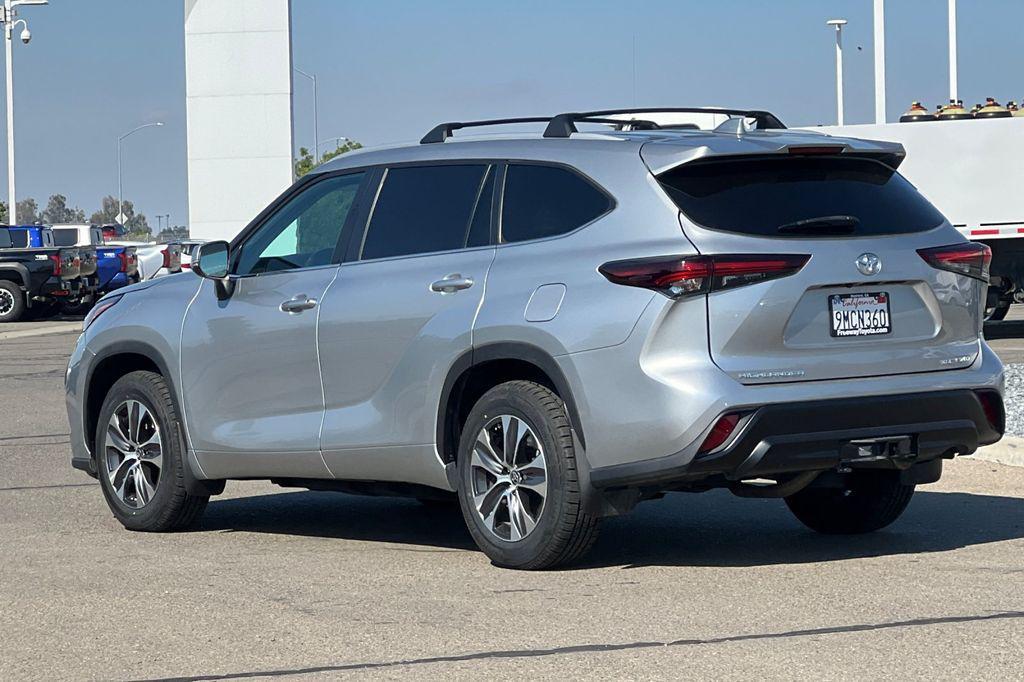 used 2024 Toyota Highlander car, priced at $40,900