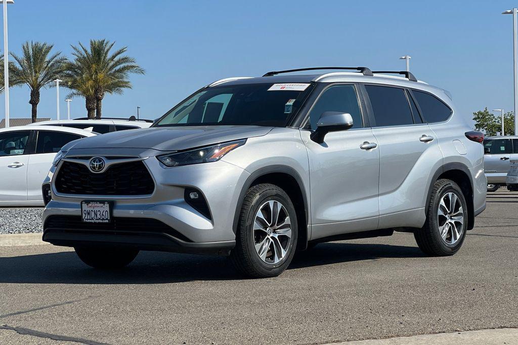 used 2024 Toyota Highlander car, priced at $40,900